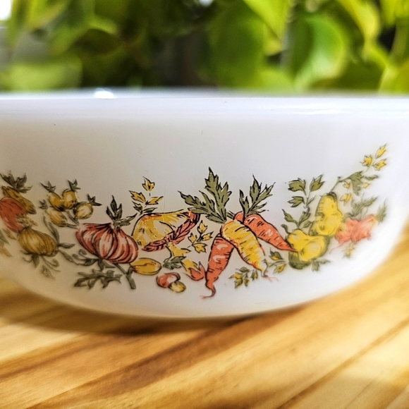 Vintage Fire King "vegetable harvest" design small casserole dish - Picture 2 of 4